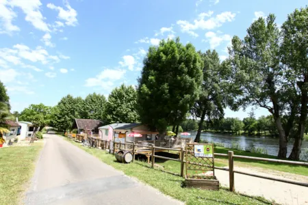 Kampeerplaats(en) - Standplaats Met Auto + Tent/Caravan Of Kampeerauto - Camping LES OMBRAGES