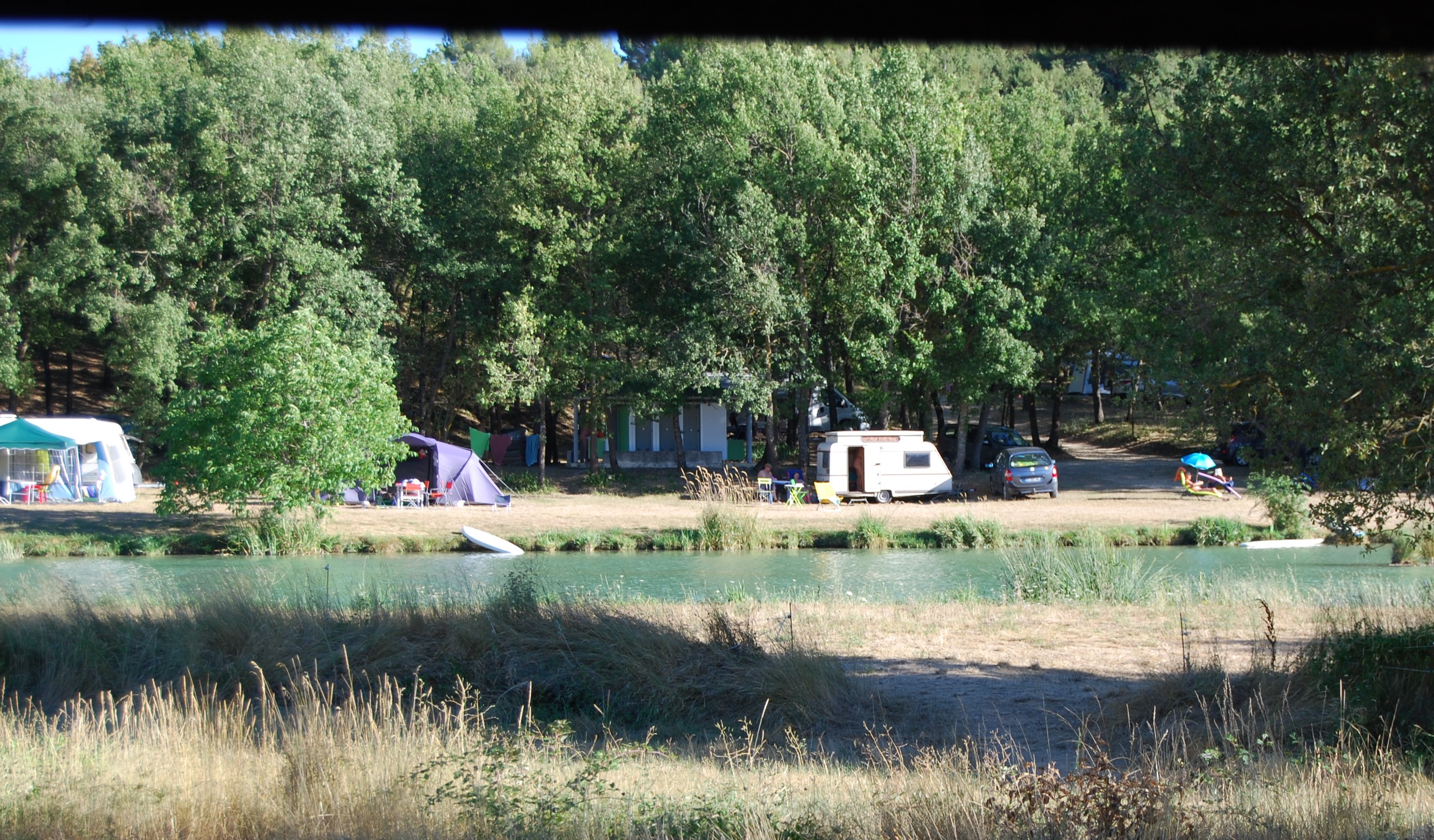 Parcela de camping junto al lago