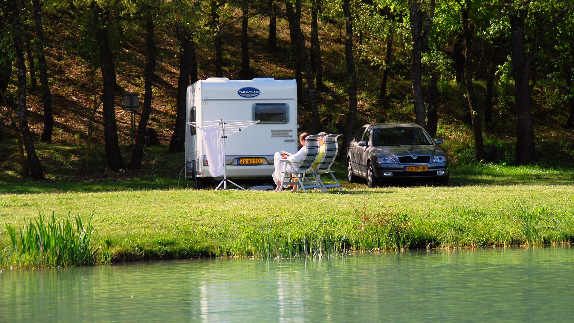 Lakeside camping pitch for tent, caravan or camping car