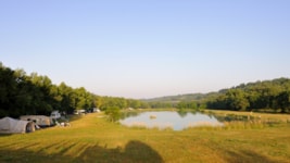 Emplacement Bord de lac tente, caravane ou camping car