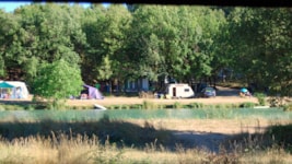 Emplacement Bord de lac tente, caravane ou camping car