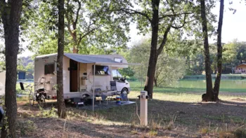 Kampeerplaats(en) - Kampeerplaats Aan Het Meer, Tenten, Caravan Of Camper - Camping Naturiste Tikayan Petit Arlane