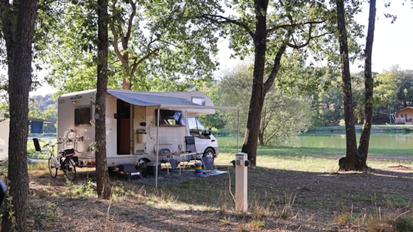 Lakeside camping pitch for tent, caravan or camping car