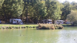 Emplacement Bord de lac tente, caravane ou camping car