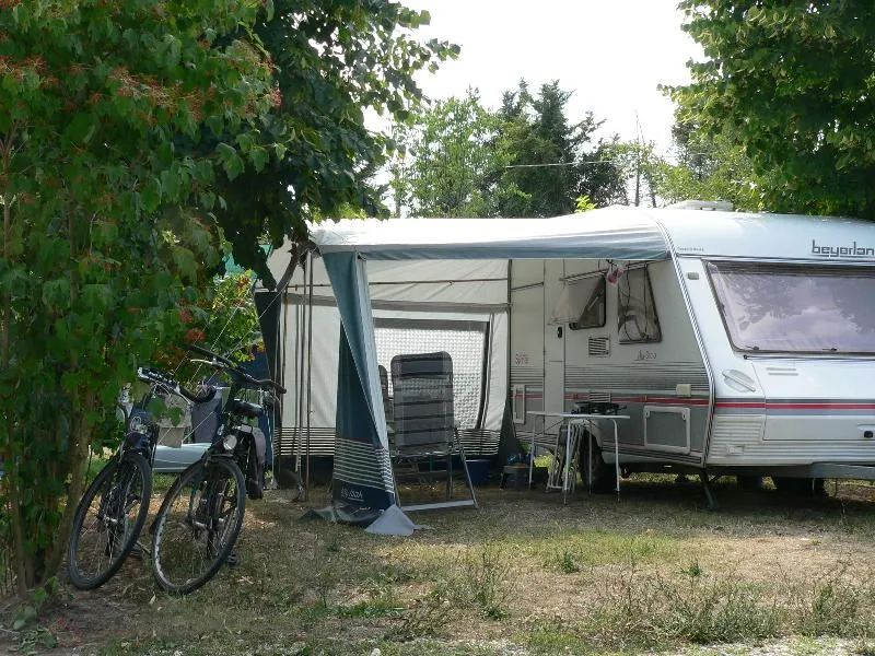 Emplacement Caravane Ou Camping Car Ou Caravane Pliante