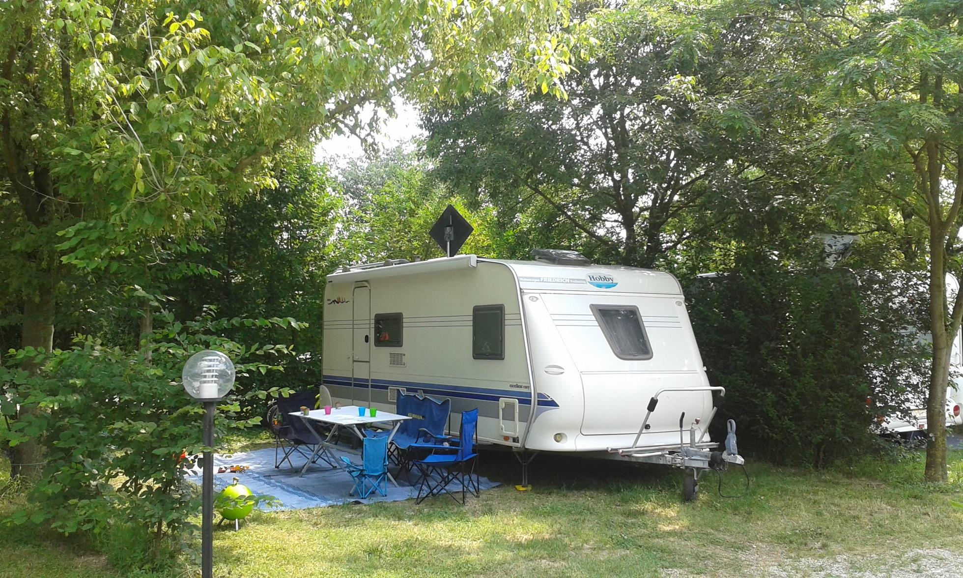 Standplaats voor caravan of camper of Vouwwagen