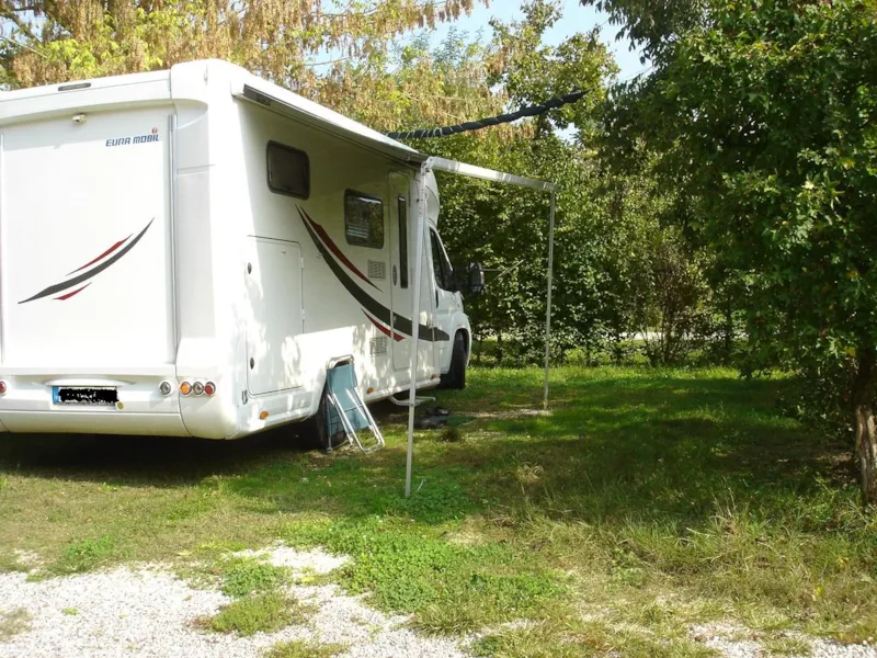 Emplacement Caravane Ou Camping Car Ou Caravane Pliante