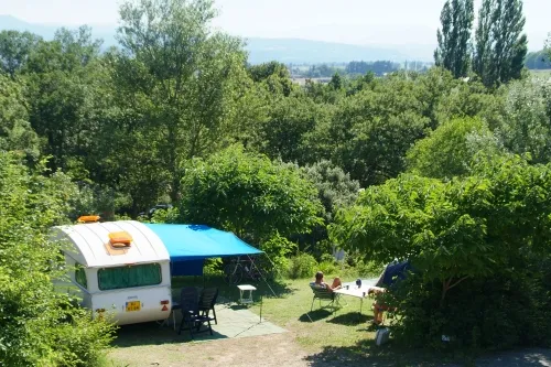 Stellplatz - Stellplatz Confort (Zelt, Wohnwagen, Wohnmobil / 1 Auto / Strom 6A) - image n°2 - Ushuaïa Villages - Camping Les 4 Saisons ****