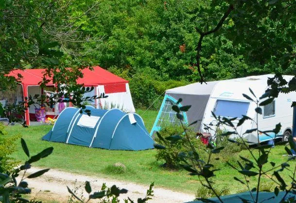 Forfait Confort (1 Tente, Caravane Ou Camping-Car / 1 Voiture / Électricité 6A)