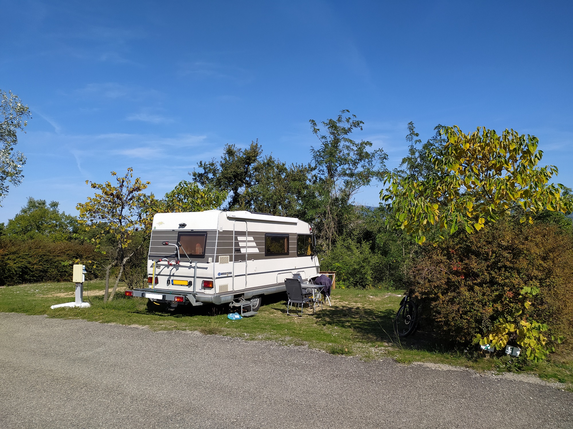 Stellplatz - Forfait Campingcard Acsi  (1 Zelt, Caravan Oder Camping-Car / 1 Auto / Electrizität 6A) - Camping les 4 Saisons