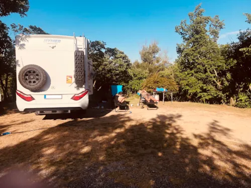 Stellplatz - Stellplatz Confort (Zelt, Wohnwagen, Wohnmobil / 1 Auto / Strom 6A) - image n°1 - Ushuaïa Villages - Camping Les 4 Saisons ****