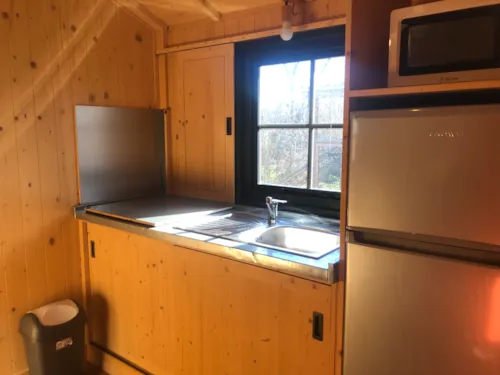 Mietunterkunft - Lodge Feroe 20M² (1 Zimmer) - Klimaanlage - image n°8 - Ushuaïa Villages - Camping Les 4 Saisons ****
