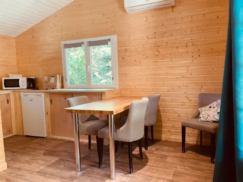 Mietunterkunft - Chalet 35M2 (2 Schlafzimmer) 4 Pers.  - Klimaanlage - image n°5 - Ushuaïa Villages - Camping Les 4 Saisons ****