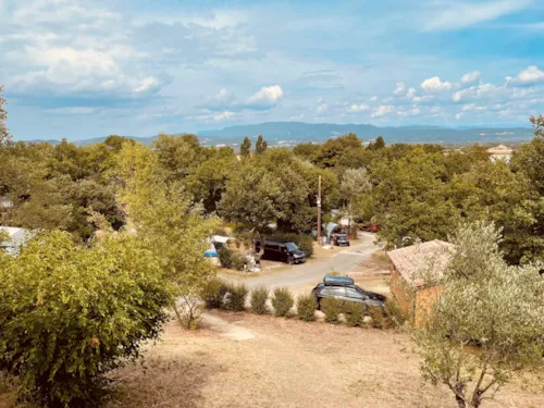 Stellplatz - Stellplatz Confort (Zelt, Wohnwagen, Wohnmobil / 1 Auto / Strom 6A) - image n°6 - Ushuaïa Villages - Camping Les 4 Saisons ****