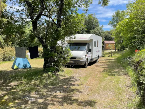 Stellplatz - Stellplatz Confort (Zelt, Wohnwagen, Wohnmobil / 1 Auto / Strom 6A) - image n°3 - Ushuaïa Villages - Camping Les 4 Saisons ****