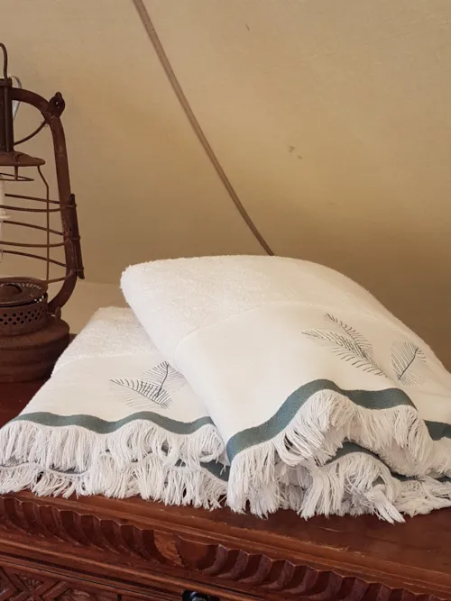 Huuraccommodatie(s) - Lodge Glamping Belle Etoile - Travel Light: Bed Opgemaakt En Handdoeken Aanwezig - image n°7 - Camping La Ferme de Clareau