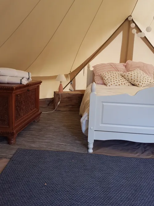 Huuraccommodatie(s) - Lodge Glamping Belle Etoile - Travel Light: Bed Opgemaakt En Handdoeken Aanwezig - image n°9 - Camping La Ferme de Clareau
