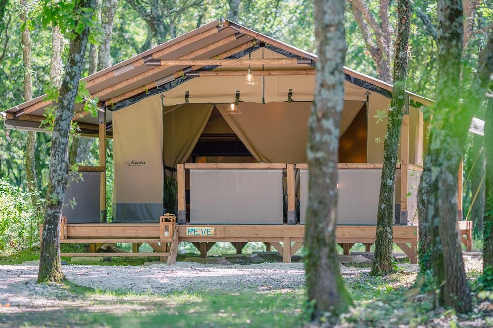 Huuraccommodatie - Tent Lodge Kenya Confort 34M² - 2 Slaapkamers + Overdekt Terras 11M² (Zonder Privé Sanitair) - Flower Camping LES TRUFFIERES