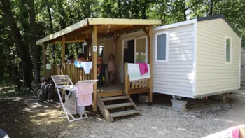 Mietunterkunft - Mobilheim Lavande Confort 28M²  2 Zimmer +Fs + Klimaanlage +Überdachte Terrasse 11M² - Flower Camping LES TRUFFIERES