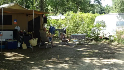 Pitch - Comfort Package (1 Tent, Caravan Or Motorhome / 1 Car / Electricity 10A) - image n°3 - Flower Camping LES TRUFFIERES