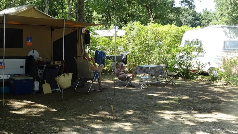 Forfait Confort (1 Tente, Caravane Ou Camping-Car / 1 Voiture / Électricité 10A)