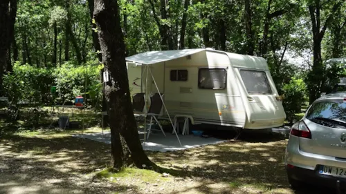 Pitch - Comfort Package (1 Tent, Caravan Or Motorhome / 1 Car / Electricity 10A) - image n°4 - Flower Camping LES TRUFFIERES