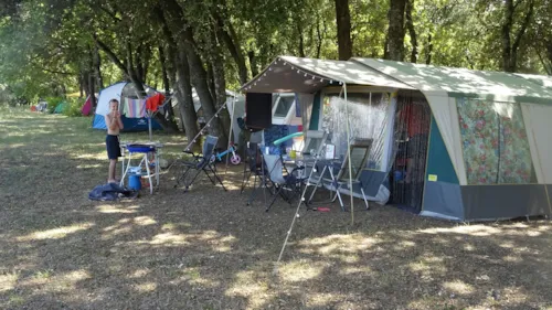 Emplacement - Forfait Privilège Avec Vue - Numéro F (1 Tente, Caravane Ou Camping-Car / 1 Voiture / Élec 10A) - image n°4 - Flower Camping LES TRUFFIERES