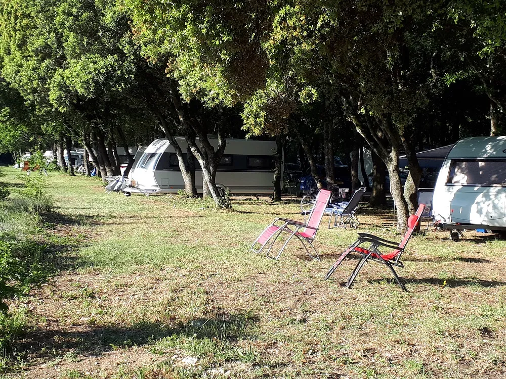 Piazzola Privilège + Visualizza + Numero F (1 tenda, roulotte, camper / 1 auto / Elettricità 10A)