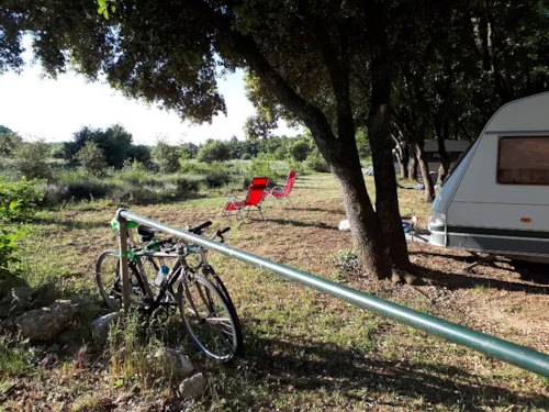 Emplacement - Forfait Privilège Avec Vue - Numéro F (1 Tente, Caravane Ou Camping-Car / 1 Voiture / Élec 10A) - image n°2 - Flower Camping LES TRUFFIERES
