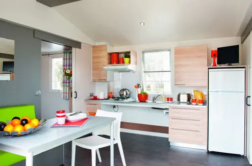Location - Mobilhome Pmr Cottage Confort 29M² (2Ch.-4Pers.) + Terrasse Couverte  + Tv + Clim - image n°3 - Flower Camping LES TRUFFIERES