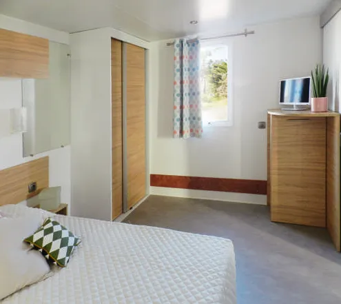 Location - Mobilhome Pmr Cottage Confort 29M² (2Ch.-4Pers.) + Terrasse Couverte  + Tv + Clim - image n°4 - Flower Camping LES TRUFFIERES