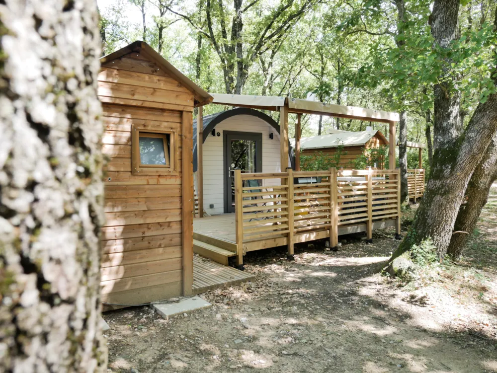 Accommodation - Barrel "Cocon" Confort 15M² (1 Chambre - 2/4Pers.) + Terrasse Couverte 9M² + Tv - Flower Camping LES TRUFFIERES