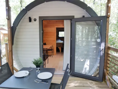 Location - Barrel "Cocon" Confort 15M² (1 Chambre - 2/4Pers.) + Terrasse Couverte 9M² + Tv - image n°2 - Flower Camping LES TRUFFIERES