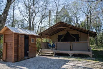 Mietunterkunft - Zelt Lodge Kenya Confort 34M² - 2 Zimmer + Überdachte Terrasse 11M² (Mit Sanitäranlagen) - Flower Camping LES TRUFFIERES