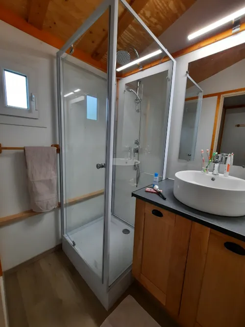 Location - Chalet Alizé Véranda 2 Chambres - image n°2 - Camping CHAMP LA CHEVRE