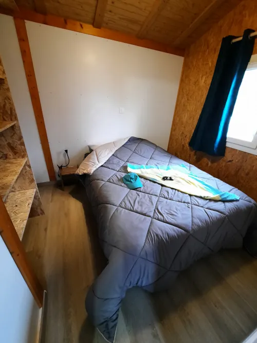 Location - Chalet Alizé Véranda 2 Chambres - image n°3 - Camping CHAMP LA CHEVRE