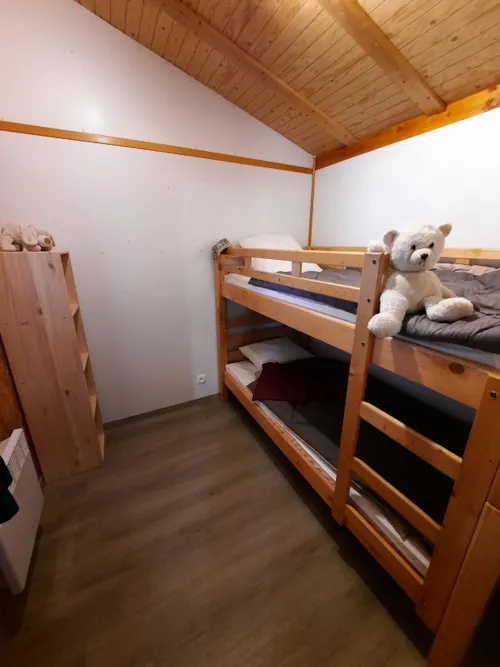 Location - Chalet Alizé Véranda 2 Chambres - image n°4 - Camping CHAMP LA CHEVRE