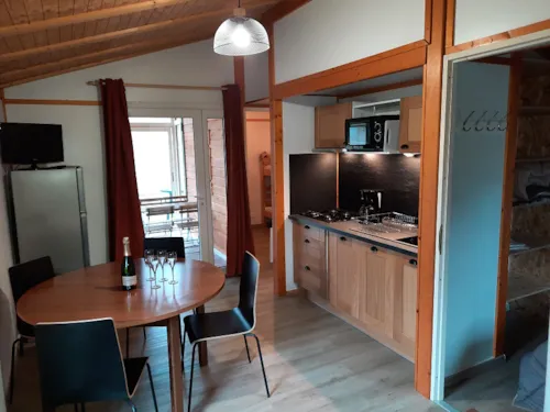 Location - Chalet Alizé Véranda 2 Chambres - image n°5 - Camping CHAMP LA CHEVRE