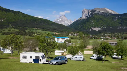 Emplacement - Emplacement Tente / Caravane / Véhicule / Camping-Car/Électricité 10A - image n°1 - Camping CHAMP LA CHEVRE