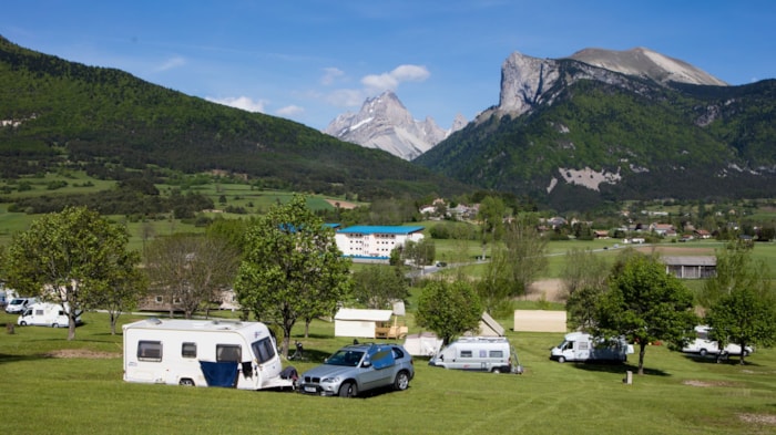 Emplacement Tente / Caravane / Véhicule / Camping-Car/Électricité 10A