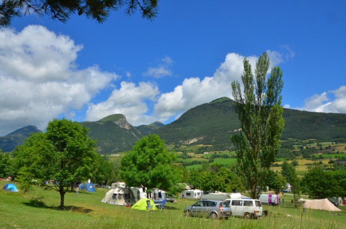 Emplacement Tente / Caravane / Véhicule / Camping-Car / Sans Électricité