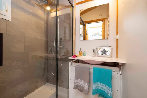 Location - Chalet Alizé 2 Chambres - image n°7 - Camping CHAMP LA CHEVRE