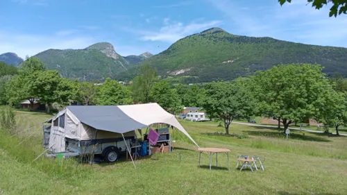 Emplacement - Emplacement Tente / Caravane / Véhicule / Camping-Car/Électricité 10A - image n°8 - Camping CHAMP LA CHEVRE