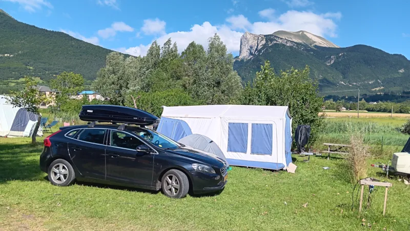 Emplacement Tente / Caravane / Véhicule / Camping-Car/Électricité 10A