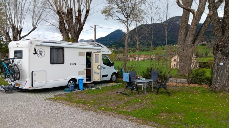 Emplacement Tente / Caravane / Véhicule / Camping-Car/Électricité 10A