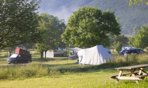 Emplacement - Emplacement Tente / Caravane / Véhicule / Camping-Car / Sans Électricité - image n°3 - Camping CHAMP LA CHEVRE
