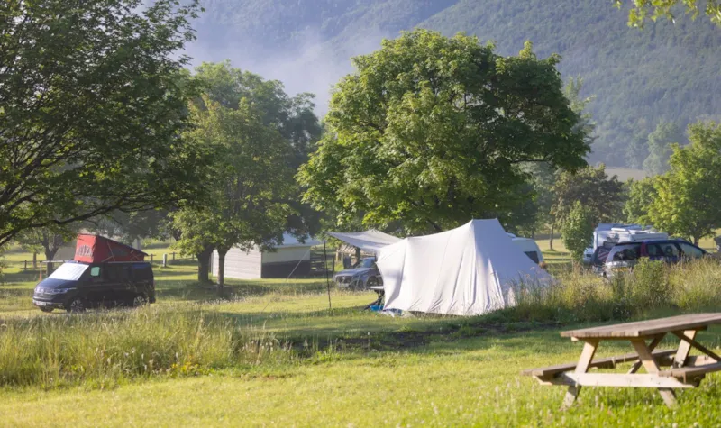 Emplacement Tente / Caravane / Véhicule / Camping-Car / Sans Électricité