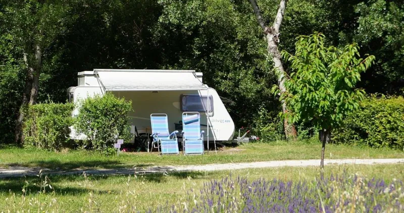 Emplacement À La Nuitée + Un Véhicule