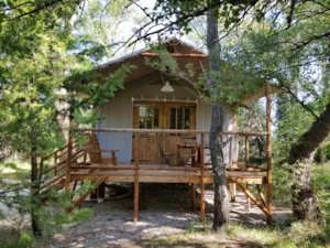 Locatif - Cabane Lodge Bois on piles 2 bedrooms 27m² - sheltered terrace, Shaded pitch - Flower Camping Les Rives de l'Aygues