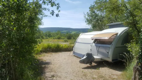 Pitch - Package: Pitch + 1 Car + Caravan  Or Tent - image n°2 - Flower Camping Les Rives de l'Aygues